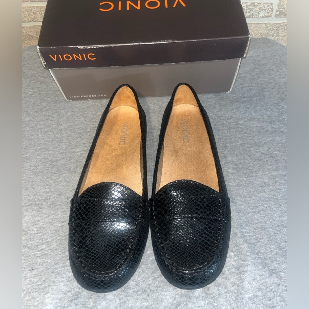 Vionic Chill Larrun black snake texture loafer size 7.5